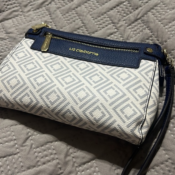 Liz Claiborne Wristlet Wallet with 12 credit cards spaces is pre loved like new - Picture 8 of 12